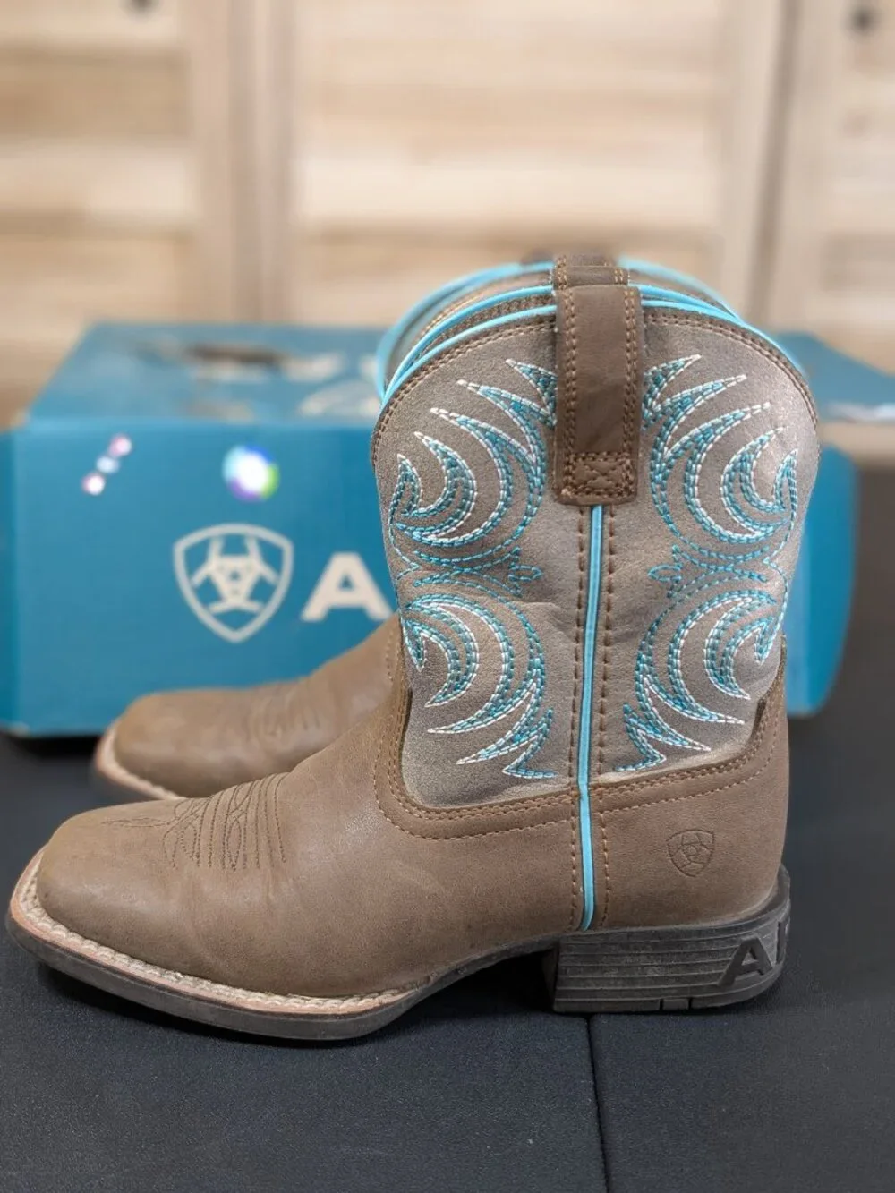Ariat STORM Youth Brown Leather Western Boots with Turquoise Embroidery Size 1